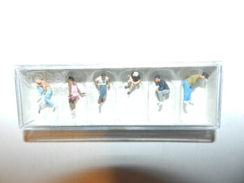 Preiser 10474 an der Treppe sitzende Personen 6 StĂĽck H0 Figuren