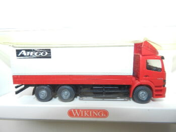 Wiking 562 01 33 MB Atego 3achsig Pritsch/Plane