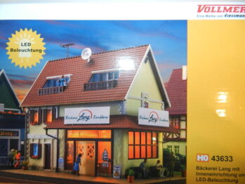 Vollmer 43633  Bäckerei Lang mit Inneneinrichtung und LED-Beleuchtung, Funktionsbausatz