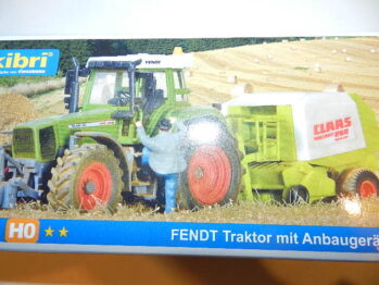 Kibri 12233 H0 FENDT Traktor mit Anbaugeräten