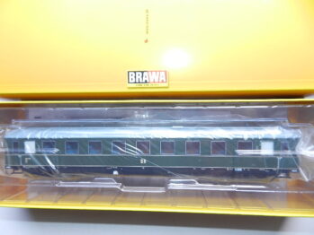 BRAWA 51073 Personenwagen  B4üpe, DR, Ep.III , Schürzenwagen mit Innenbeleuchtung