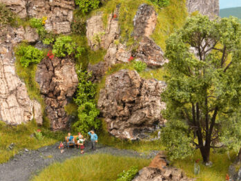 NOCH 60803 - Mini-Start-Set Landschaftsbau Inhalt: Mini-Grasmatte Wiese, 28 x 22 cm Streumaterial, mittelgrün und braun, je 10 g Beutel Dekormoos, dunkelgrün, gelb und rot, je ca. 12 g Korkfel…