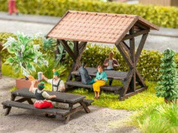 NOCH 14674 - Rastplatz 1 Rastbank mit Dach 2 x 2,1 cm, 2 cm hoch 1 Rastbank ohne Dach, 1,8 x 1,2 cm, 0,5 cm hoch