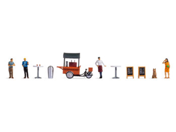 NOCH 16230 - Figuren-Themenwelt „Kaffeestand" Inhalt: 1 Figur "Barista Federico", 1 Coffee-Bike, 3 kaffetrinkende Figuren, 1 Hund, 1 Mülltonne, 2 Stehtische, 2 Werbeschilder