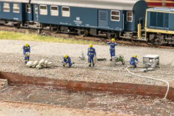 NOCH 16258 - Figuren-Themenwelt „THW Hochwassereinsatz" Inhalt: 5 Figuren THW 1 Notstromaggregat 1 Mobile Pumpe 1 Tauchpumpe 1 Schlauch 6 Sandsäcke