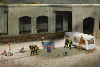 NOCH 16259 - Figuren-Themenwelt „Feuerwehreinsatz" Inhalt: 5 Figuren Feuerwehr 1 Flutlicht 1 Hydroaggregat 2 Leitern 2 Schläuche 1 Schere 1 Spreizer 1 Löscher 2 Hydranten 1 Strahlrohr 1 Rohr