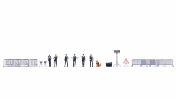 NOCH 16260 - Figuren-Themenwelt „Polizeieinsatz” Inhalt: 6x Polizisten 1x Polizei-Hund 4x Hamburger Gitter 4x leichte Absperrgitter 1x Flutlichtstrahler 1x Strom-Aggregat 2x Blitzer 1x Verkehrsschild