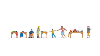 NOCH 16281 - Figuren-Themenwelt „Flohmarkt“ Inhalt: 4 Kunden, 1 Verkäufer sitzend, 1 großer Tisch mit Textilien und Schuhen, 3 kleine Tische mit Textilien und Schuhen