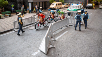 NOCH 16290 - Figuren-Themenwelt „Radrennen" Inhalt: 3 Rennradfahrer 3 Polizisten 8 Absperrungen