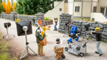 NOCH 16293 - Figuren-Themenwelt „Filmset" Inhalt: 1 Frau mit Klappe 1 Reg i s seur 1 Kam e ramann 1 Mann mit Megafon 1 Ton assistent 1 Mann mit Ausleuchter 2 Kam e ras 2 Scheinwerfer 1 Windma…