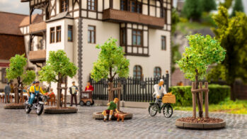 NOCH 21538 - Junge Bäume mit Baumstützen 6 Stück, 4 cm hoch