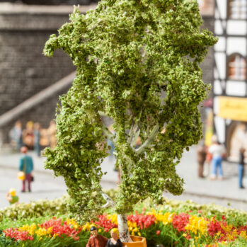 NOCH 21642 - Baum mit Ruhebank 11,5 cm hoch