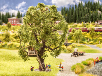 NOCH 21765 - Baum mit Baumhaus 15cm hoch, keine Figuren enthalten Empfehlung: Spielende Kinder (Art.-Nr. 15810) oder Kinder (Art.-Nr. 15815)