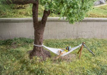 NOCH 21773 - micro-motion Baum mit Hängematte Grundfläche: 9.7 cm x 8.1 cm Einbautiefe: 3.5 cm Höhe : 16 cm