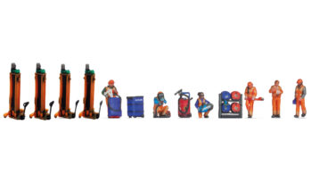 NOCH 35900 - Figuren-Themenwelt „Bahnbetriebswerk“ Inhalt: 6 Figuren, 4 mobile Hebeböcke, 1 Regal mit Ölfässern, 1 Ölfass mit Pumpe, 1 Werkzeugwagen