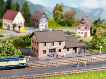 NOCH 44305 - Bahnhof “Zeil” Maße Bahnhof Zeil: 10,3 x 5,8 cm, 4,5 cm hoch