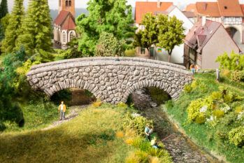 NOCH 58692 - Argenbrücke - Höhe gesamt (mittig): 6,6 cm - Breite gesamt: 3,8 cm - Länge gesamt: 21,5 cm - Höhe Bögen: 3,4 cm - Breite Bögen: 7,2 cm - Breite Überweg: 2,2 cm