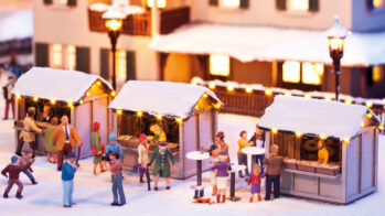 NOCH 65610 - Kombi-Set “Auf dem Weihnachtsmarkt” Inhalt: 1x Laser-Cut Bausatz "Weihnachtsmarktbude", 3,8 x 2,7 cm, 3,4 cm hoch 1x Lichterkette, 10 cm lang 1x Laser-Cut Spezialkleber