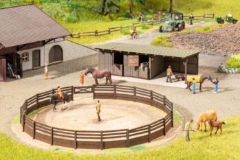 NOCH 66717 - micro-motion Reitplatz mit Pferde-Boxen Pferde-Boxen: 14,1 x 8,5 cm, 3,8 cm hoch Reitplatz: 17 x 17 cm, 2,3 cm hoch Inhalt: micro-motion Reitplatz mit 1 Pferd mit Reiterin, 1 Reitlehrer, So…