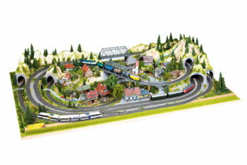 NOCH 81610 - Fertiggelände “Mittenwald” 200 x 120 cm ca. 41 cm hoch Lieferumfang: Grundanlage handkoloriert und elektrostatish begrast (Streugras 2,5 mm, Farbton Sommerwiese) Montiert auf s…