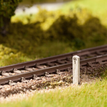 NOCH 14300 - Kilometersteine 20 Kilometersteine in 100 Meter-Schritten. Die Kilometersteine stehen meist entlang nicht elektrifizierter Nebenbahnstrecken. Die obere Zahl zeigt de…