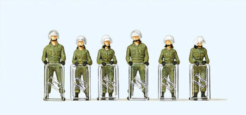 Preiser 10395 - H0 Bereitschaftspolizei. Einsatzanzug und Schutzhelm. Auf Schild gestützt