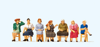 Preiser 10580 - H0 Sitzende Frauen, wartend (mit losen Stühlen)