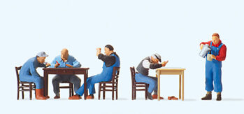 Preiser 10601 - H0 US-Bahnpersonal in der Pause (mit losen Tischen und Stühlen)