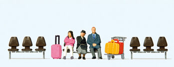 Preiser 10661 - H0 Drei wartende Reisende. Kofferkuli. Drei Sitzreihen