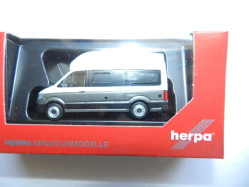 Herpa 096294 - 004 Volkswagen (VW) Crafter Grand California, candywhite / deep ocean blue
