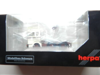 Herpa 87MBS026246 Mercedes-Benz LPS 2032 Solozugmaschine, beige